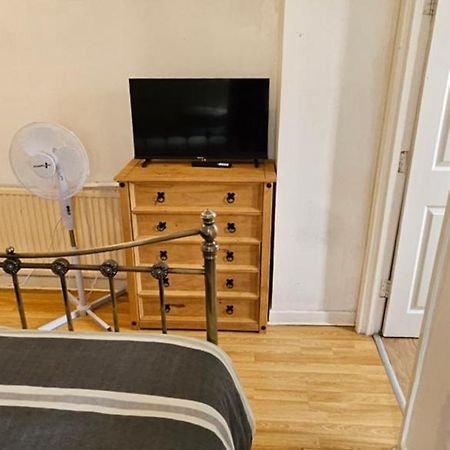No Frills & Nothing Fancy 1 Bed Studio City Centre Cardiff Bagian luar foto